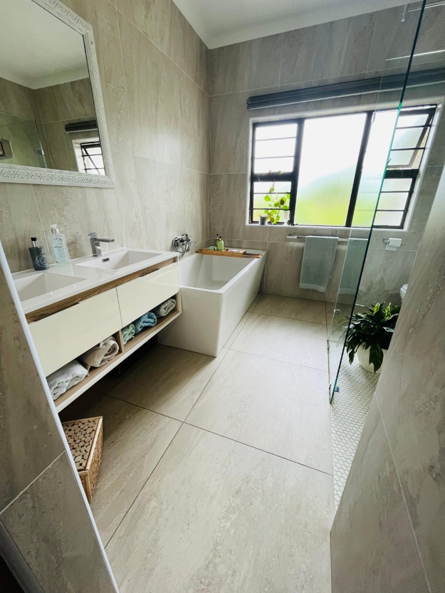 6 Bedroom Property for Sale in Gonubie Eastern Cape